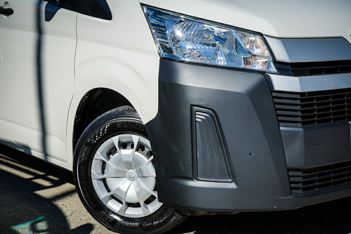 Toyota Hiace image 2