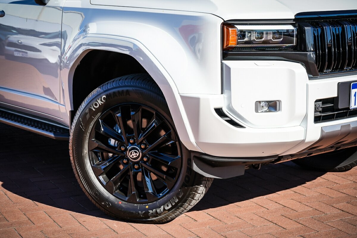 Toyota Landcruiser Prado image 2