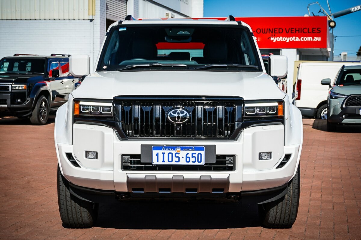 Toyota Landcruiser Prado image 3