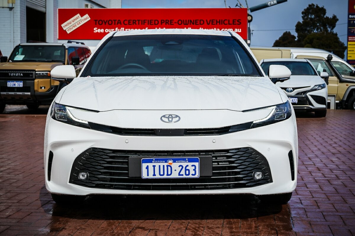Toyota Camry image 3