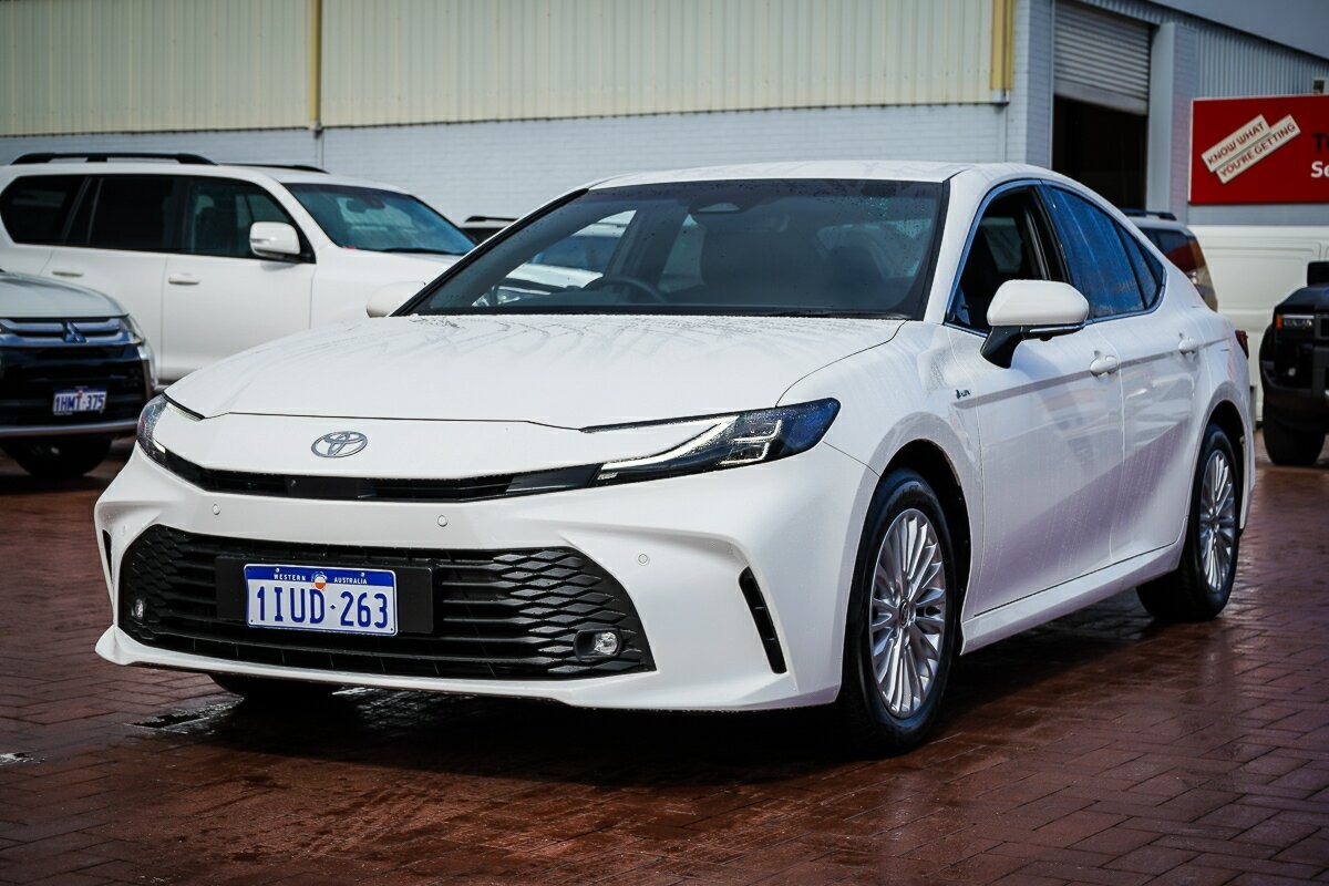 Toyota Camry image 4
