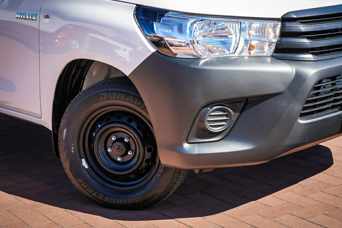 Toyota Hilux image 2