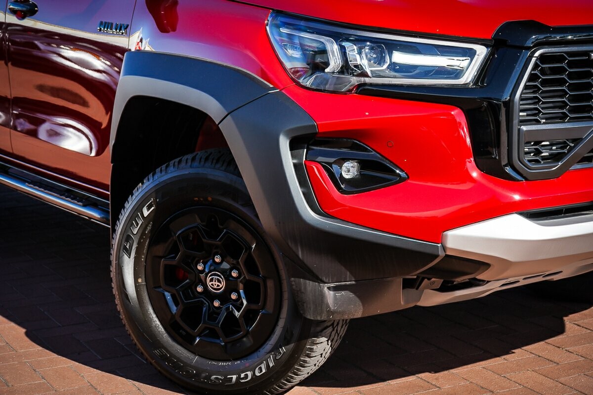 Toyota Hilux image 2