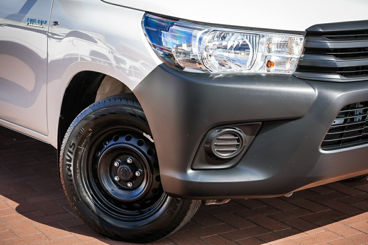 Toyota Hilux image 2