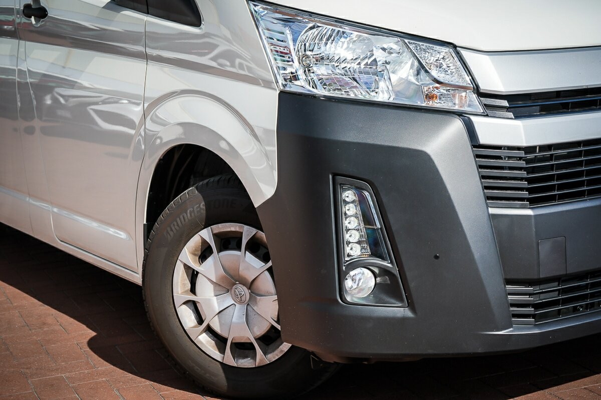 Toyota Hiace image 2