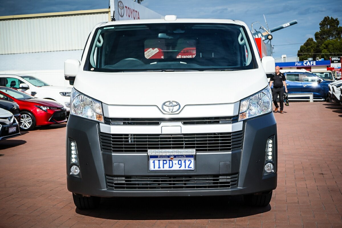 Toyota Hiace image 3