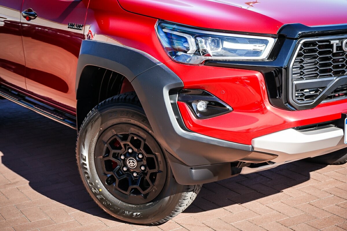 Toyota Hilux image 2