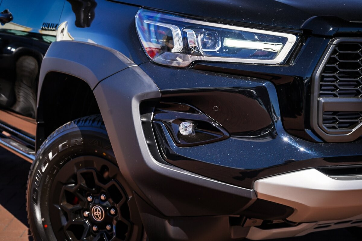 Toyota Hilux image 2