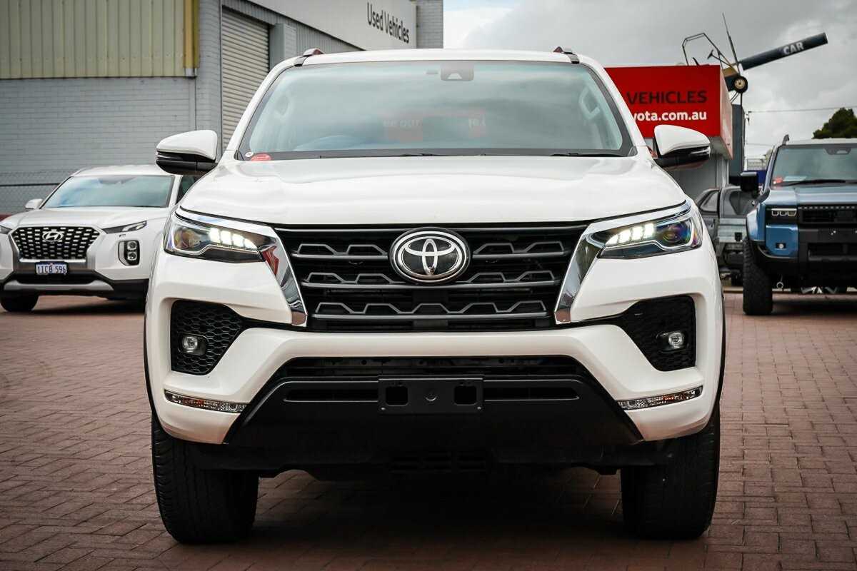 Toyota Fortuner image 3