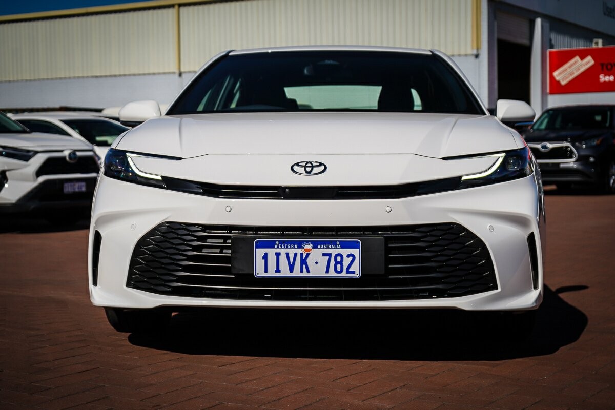 Toyota Camry image 3