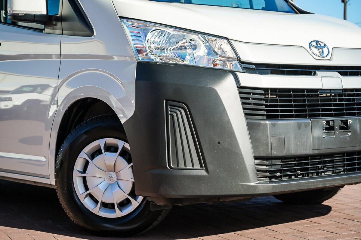 Toyota Hiace image 2