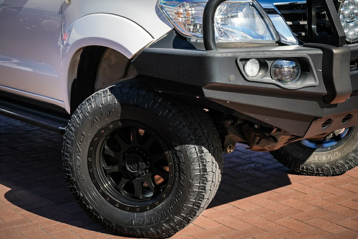 Toyota Hilux image 2