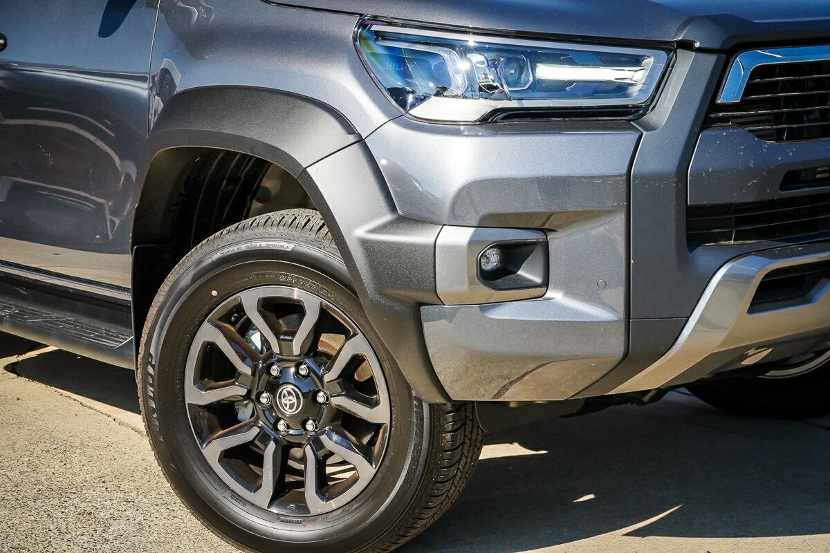 Toyota Hilux image 2