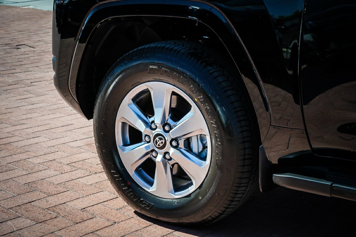 Toyota Landcruiser image 2