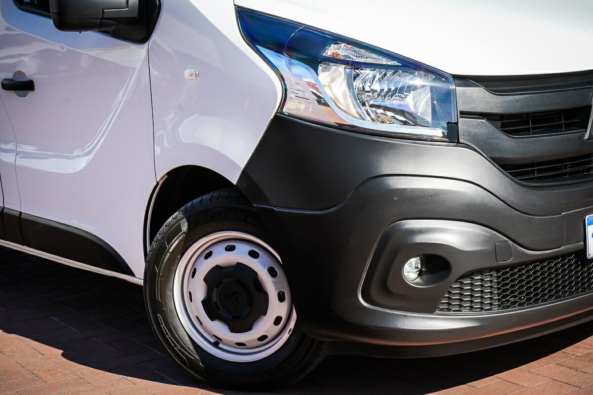 Mitsubishi Express image 2