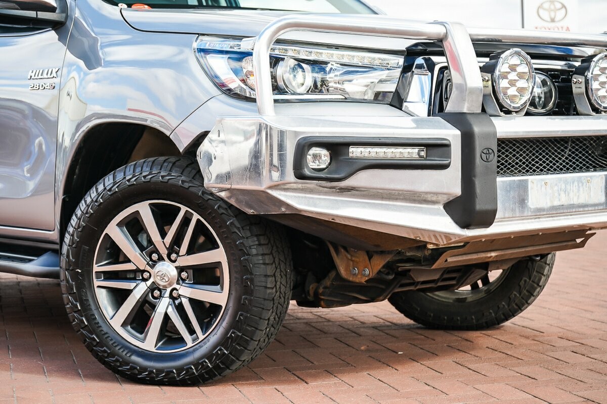 Toyota Hilux image 2