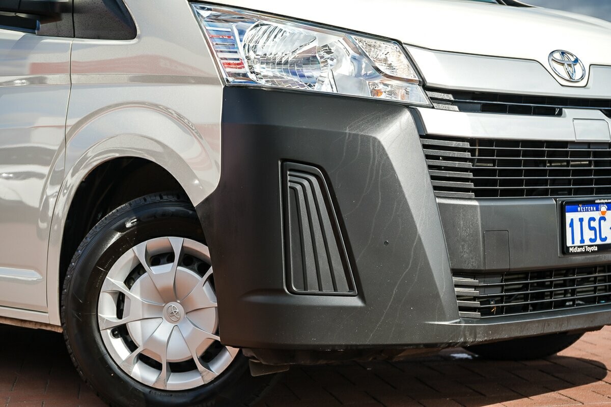 Toyota Hiace image 2