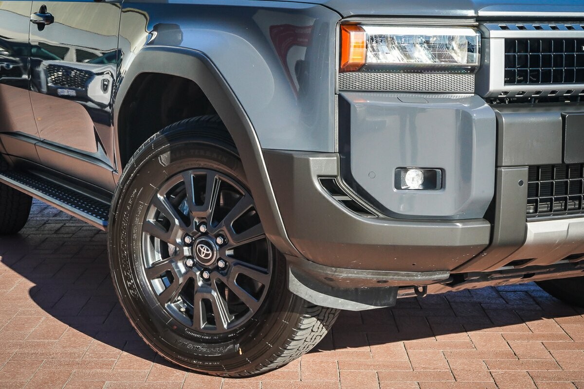 Toyota Landcruiser Prado image 2