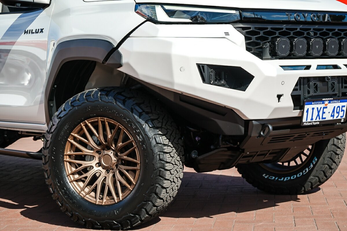 Toyota Hilux image 2