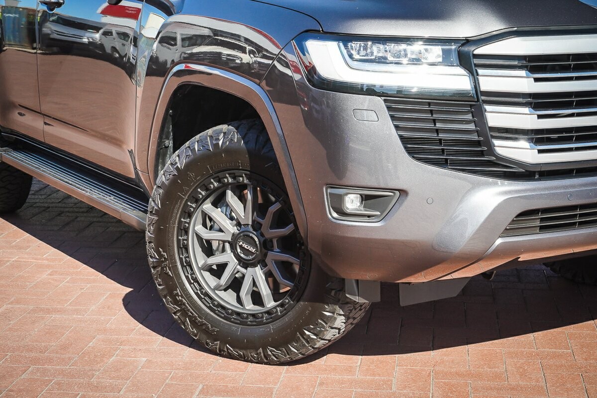 Toyota Landcruiser image 2
