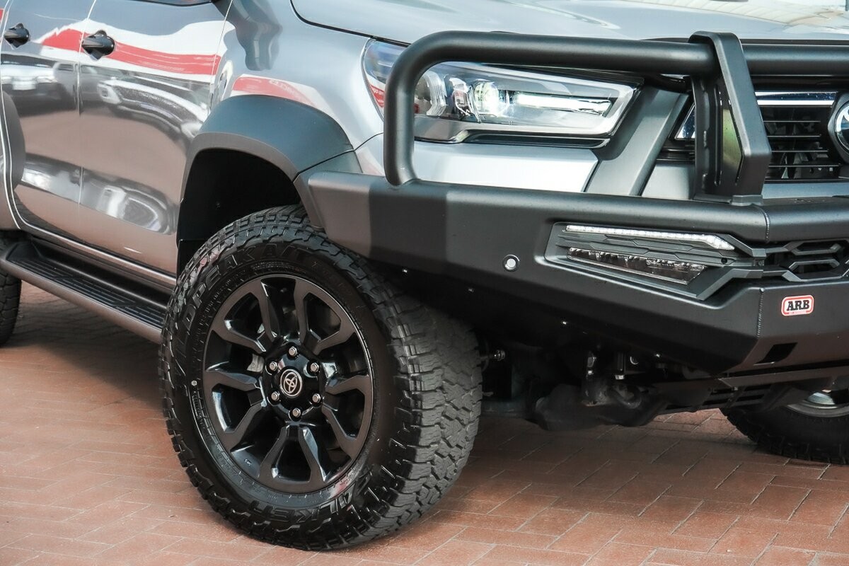 Toyota Hilux image 2