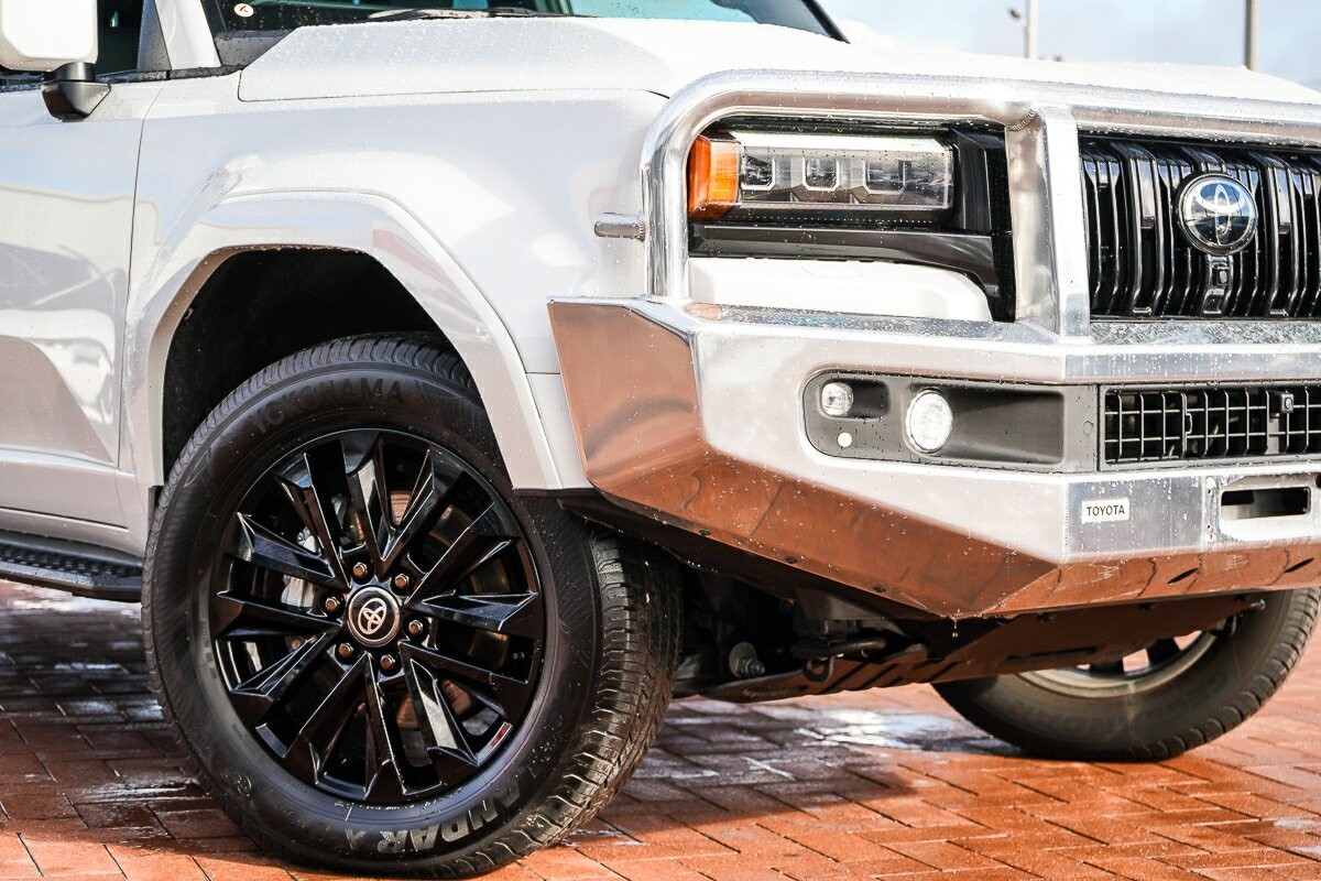 Toyota Landcruiser Prado image 2