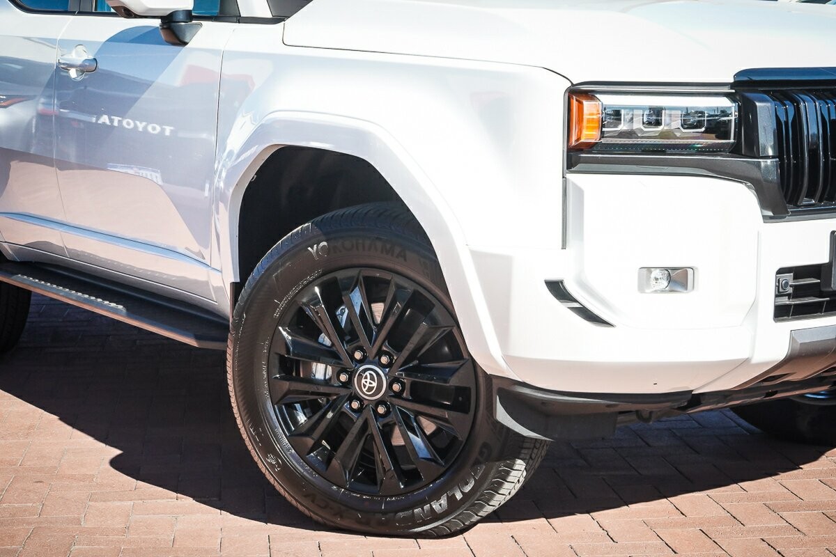 Toyota Landcruiser Prado image 2