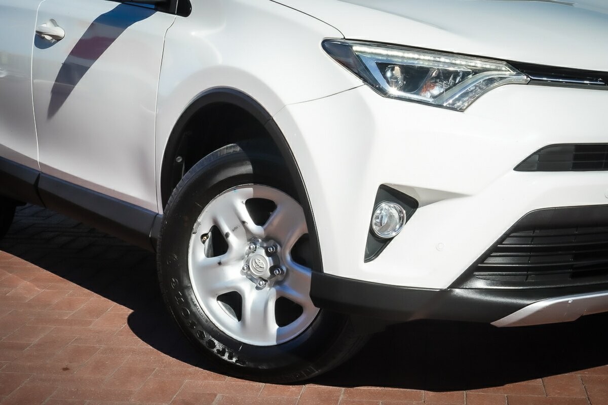 Toyota Rav4 image 2