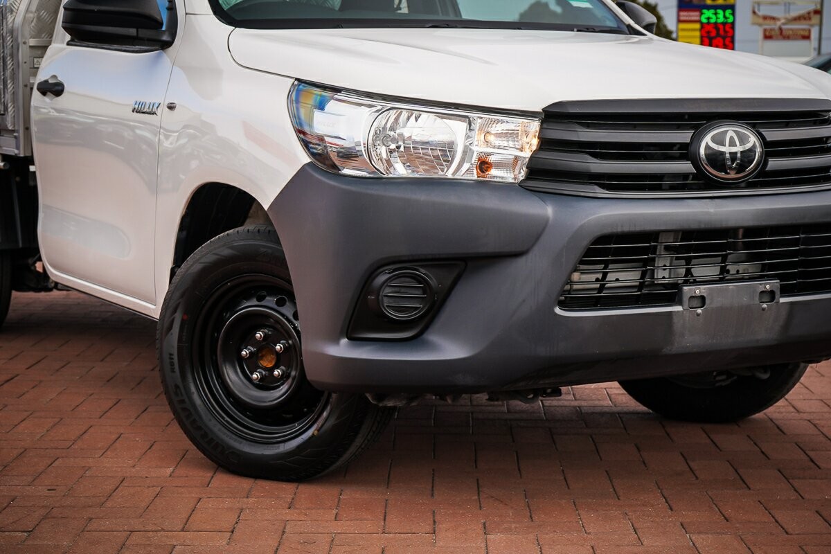 Toyota Hilux image 2