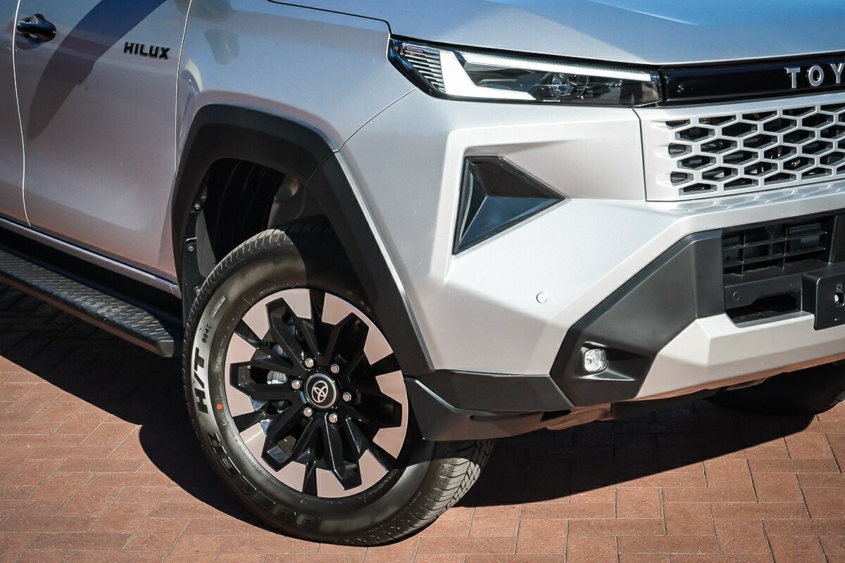 Toyota Hilux image 2