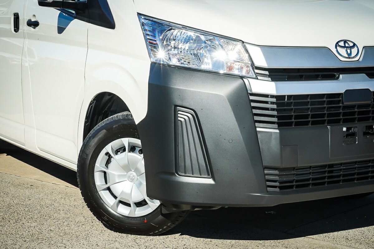 Toyota Hiace image 2