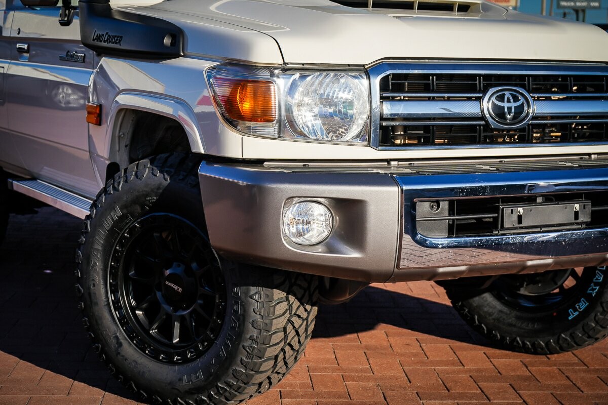 Toyota Landcruiser image 2