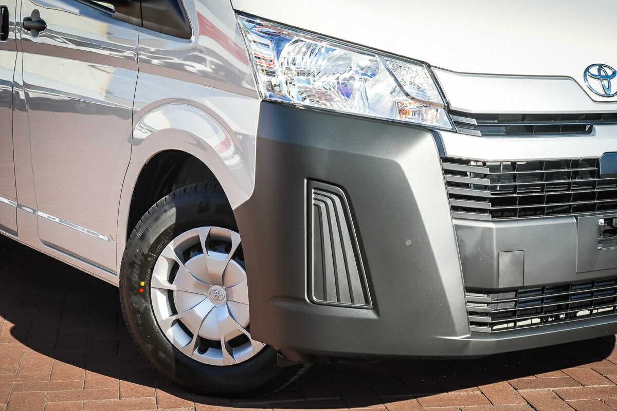 Toyota Hiace image 2