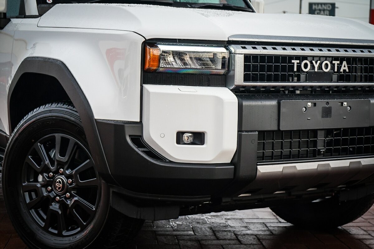 Toyota Landcruiser Prado image 2