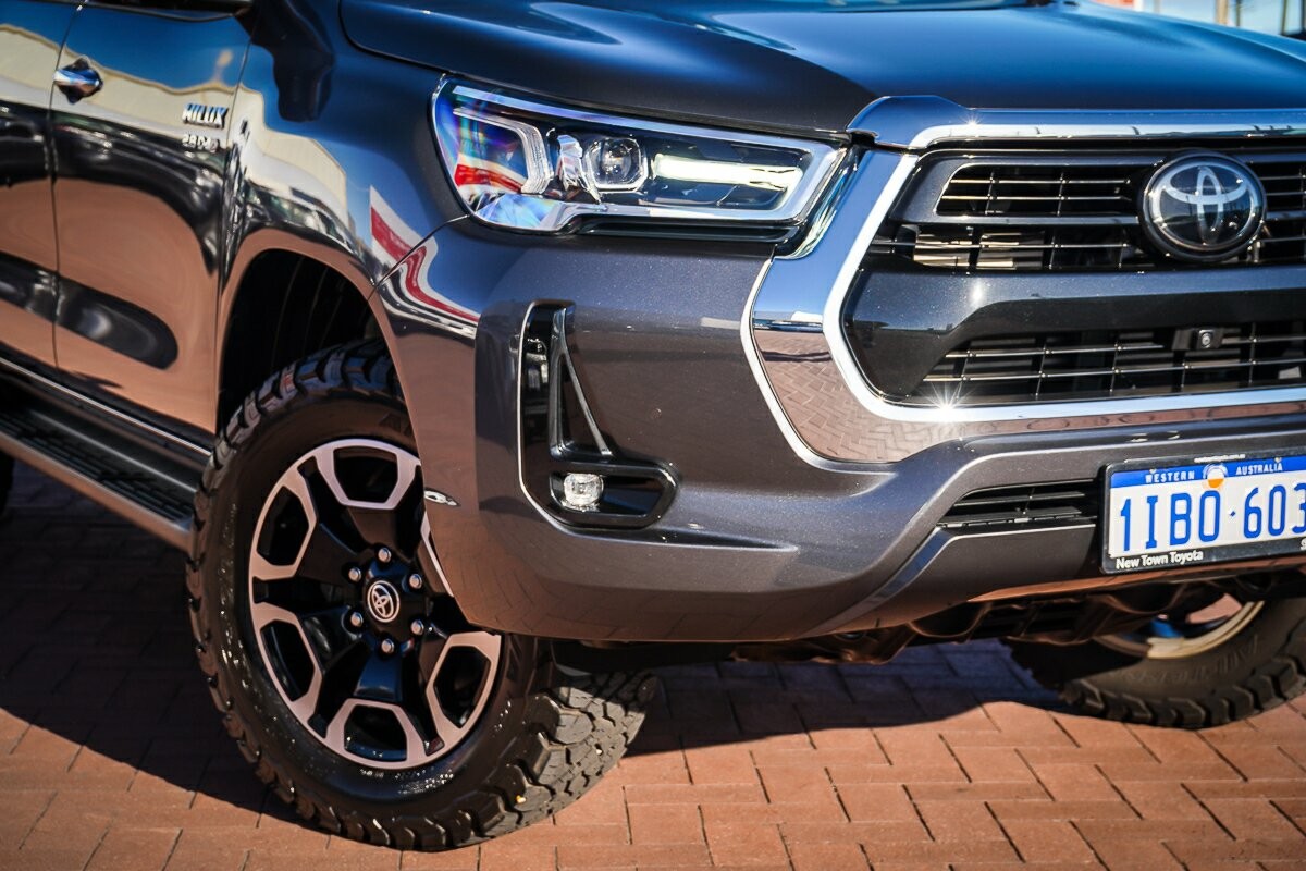Toyota Hilux image 2