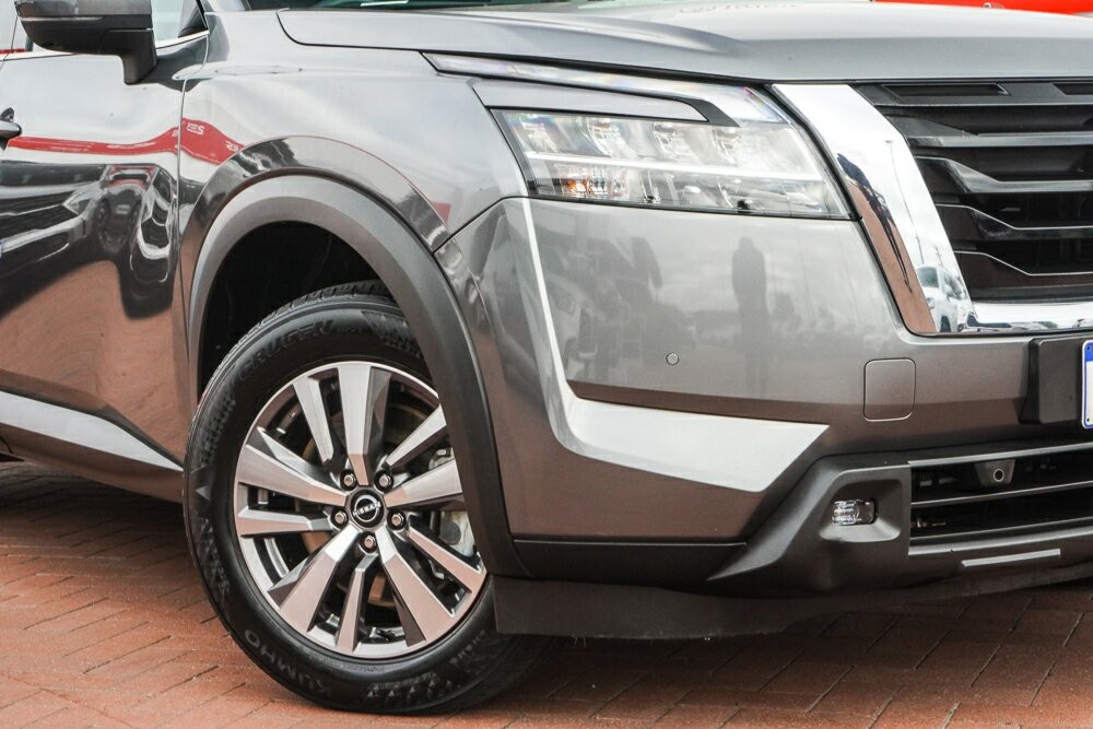 Nissan Pathfinder image 2