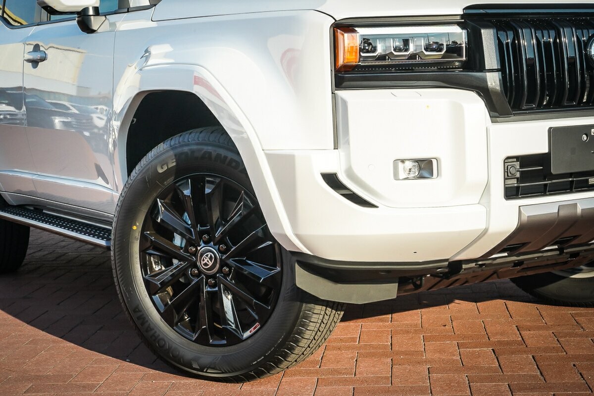 Toyota Landcruiser Prado image 2