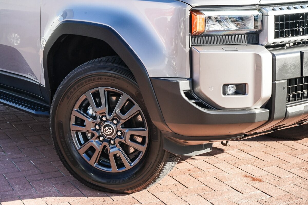 Toyota Landcruiser Prado image 2