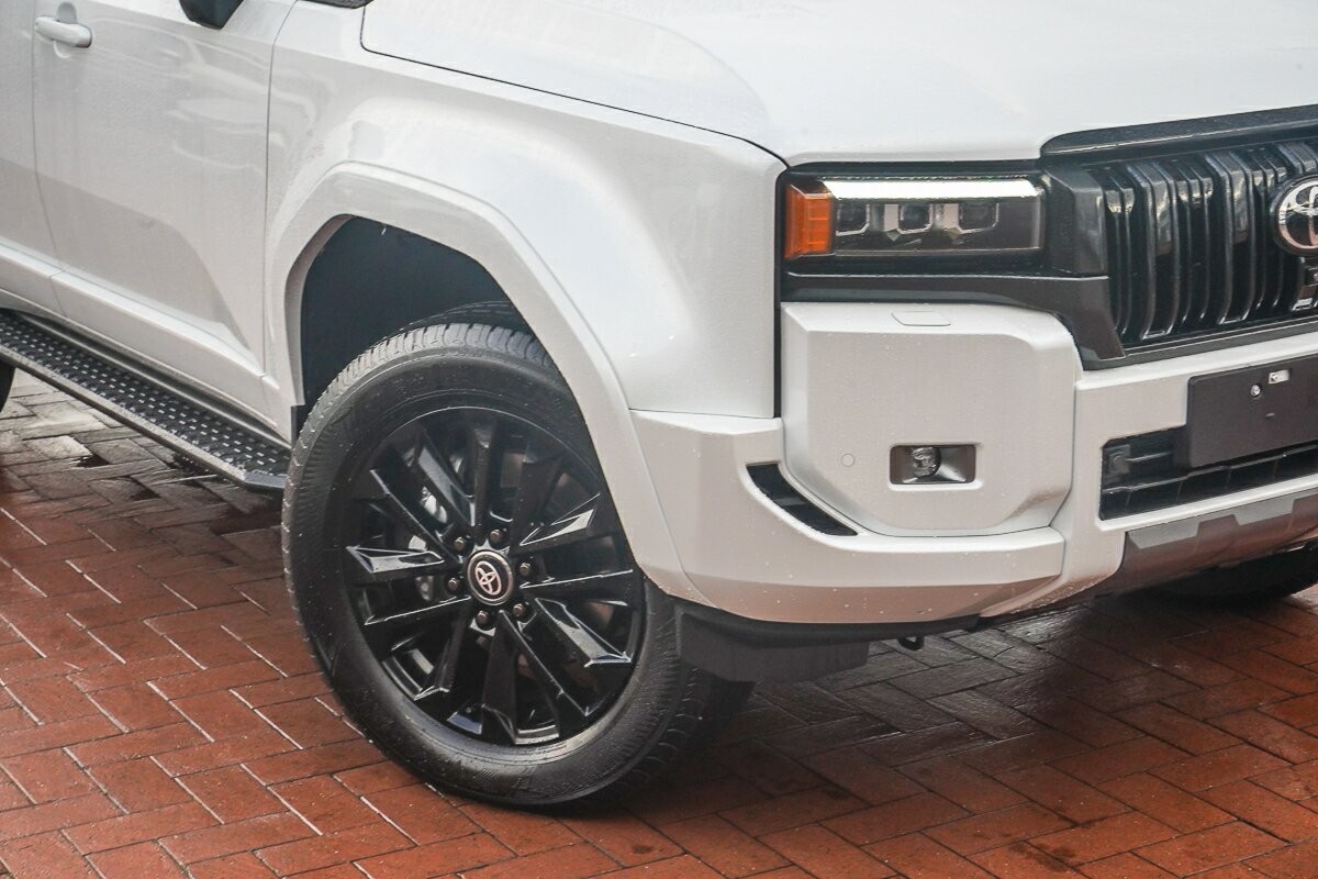 Toyota Landcruiser Prado image 2