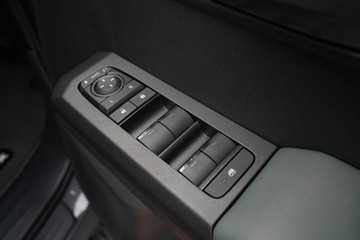 https://vehicle-cdn.autoleague.cloud/28166_6512344_15.jpg