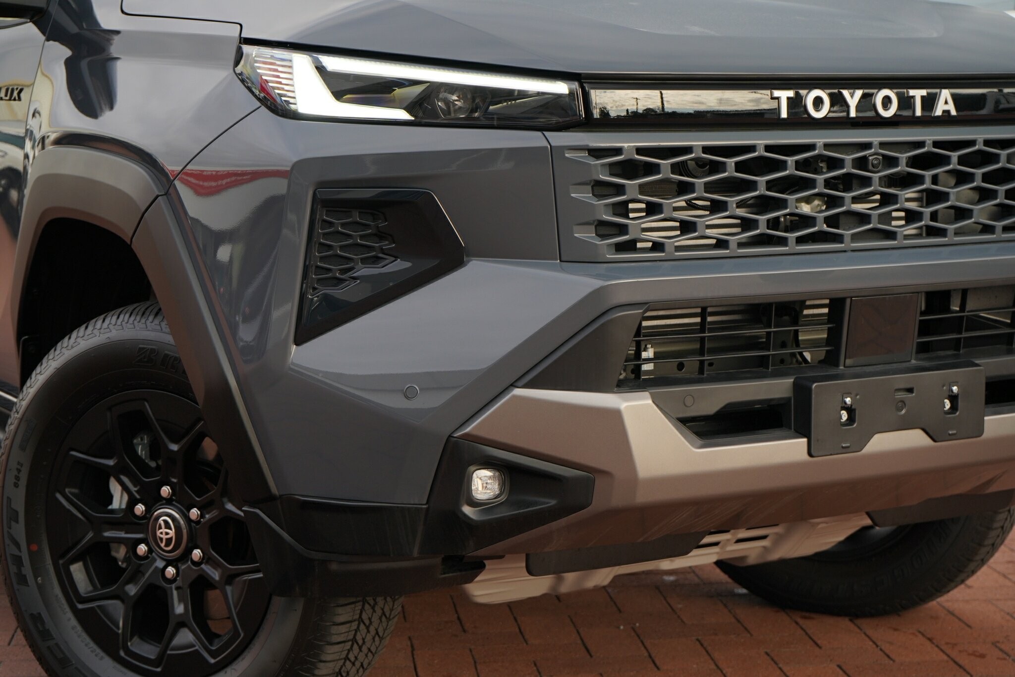 Toyota Hilux image 2
