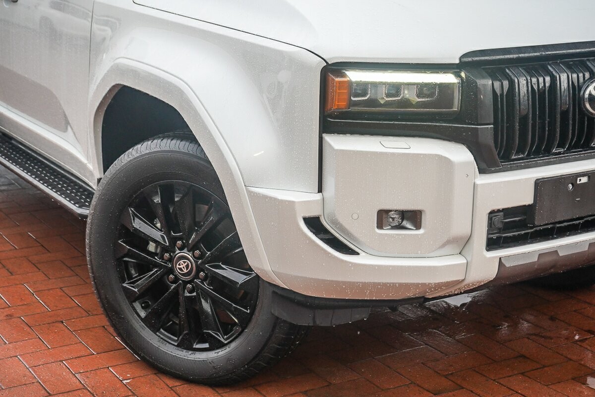 Toyota Landcruiser Prado image 2