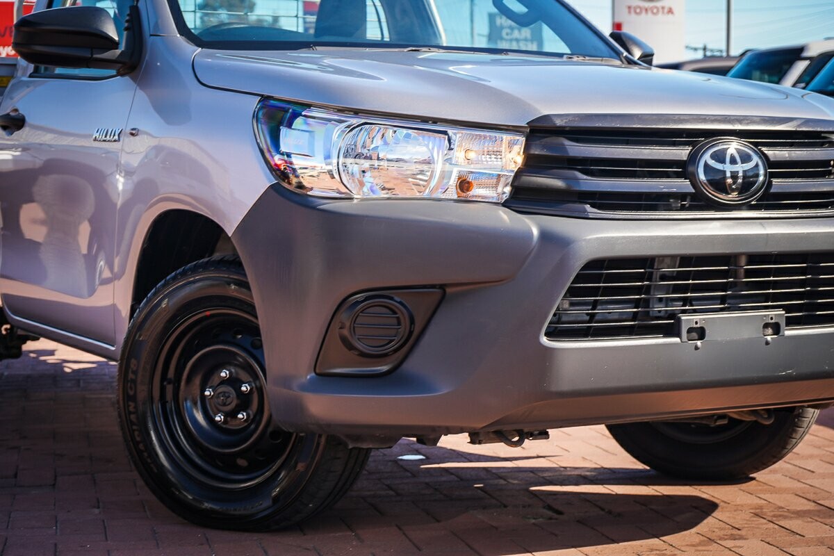 Toyota Hilux image 2