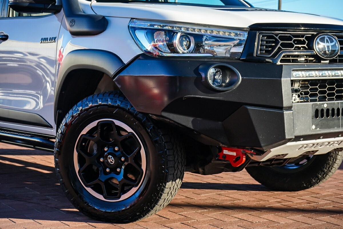 Toyota Hilux image 2