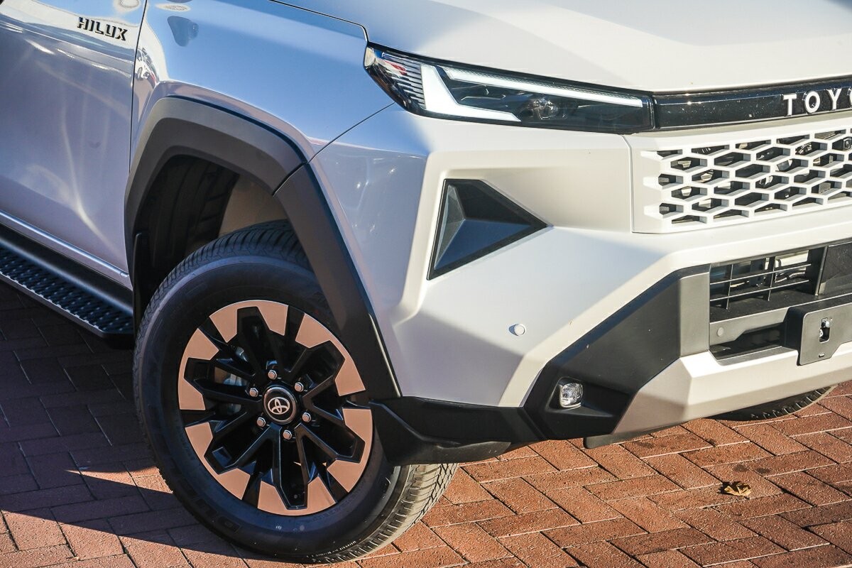 Toyota Hilux image 2