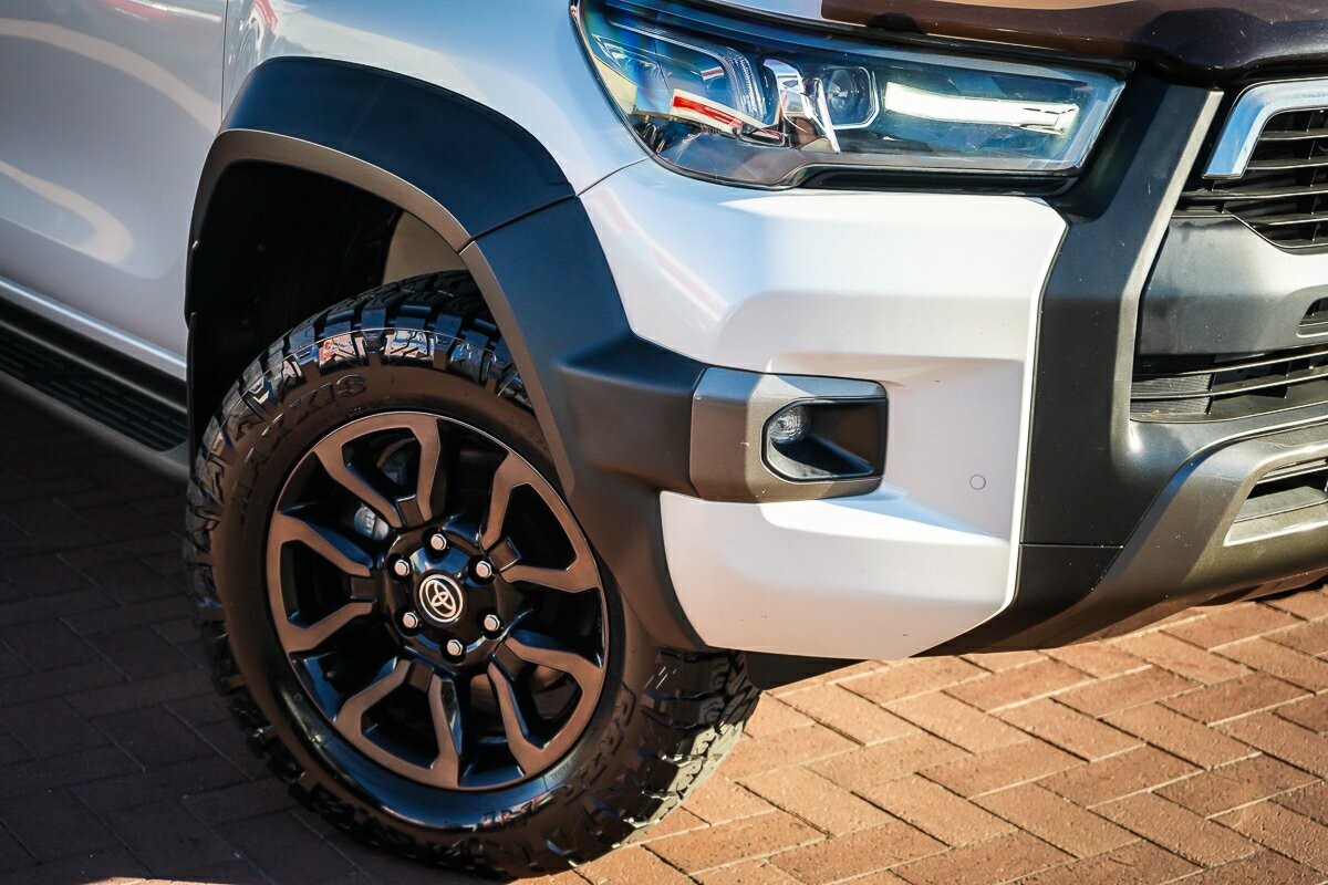 Toyota Hilux image 2