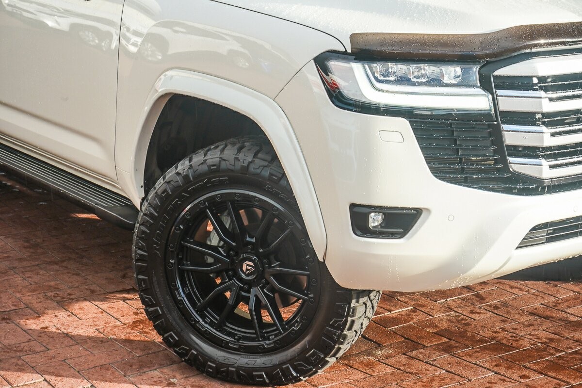 Toyota Landcruiser image 2