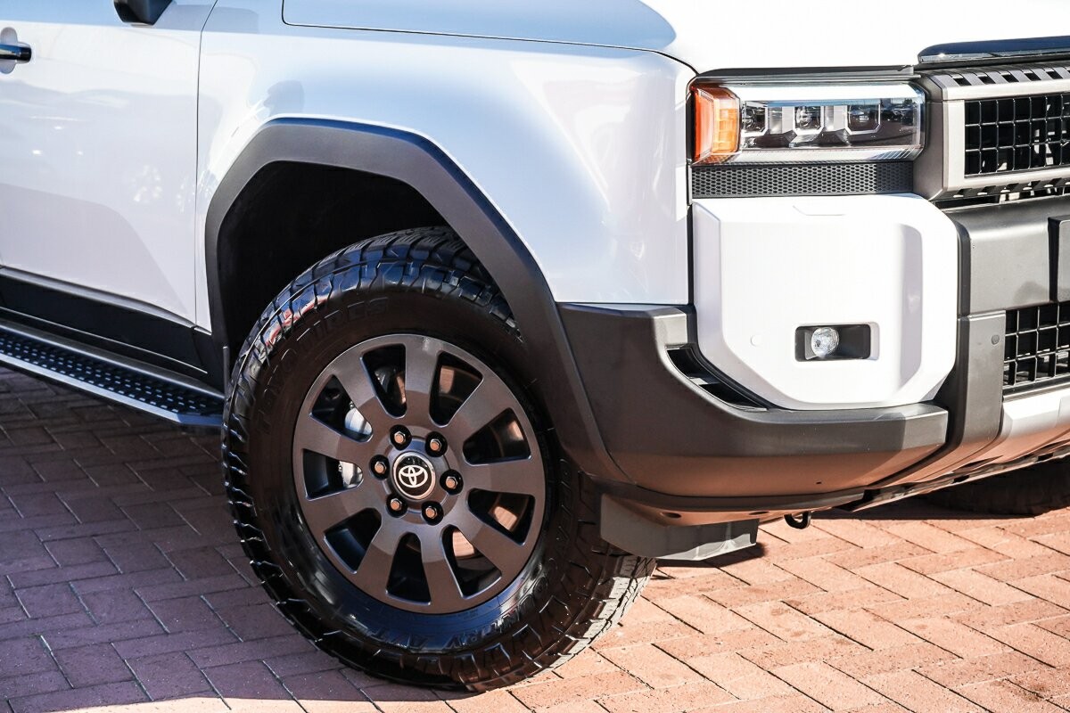 Toyota Landcruiser Prado image 2