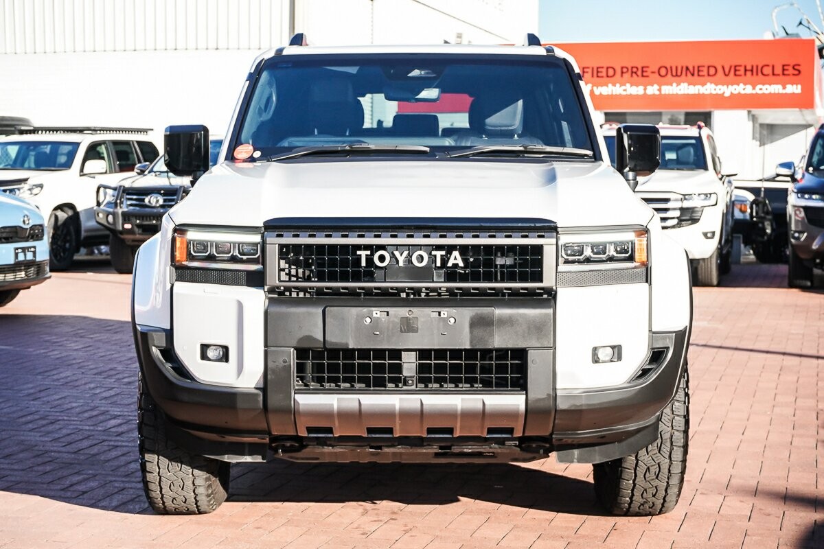 Toyota Landcruiser Prado image 3