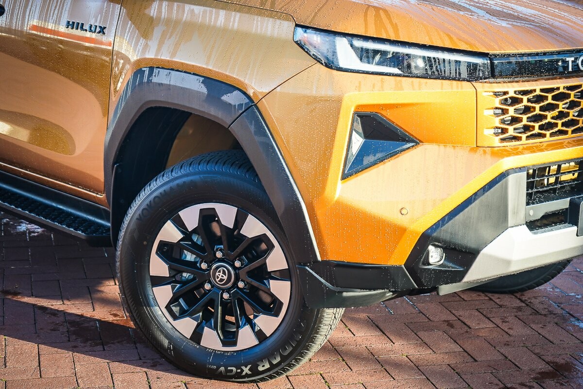 Toyota Hilux image 2